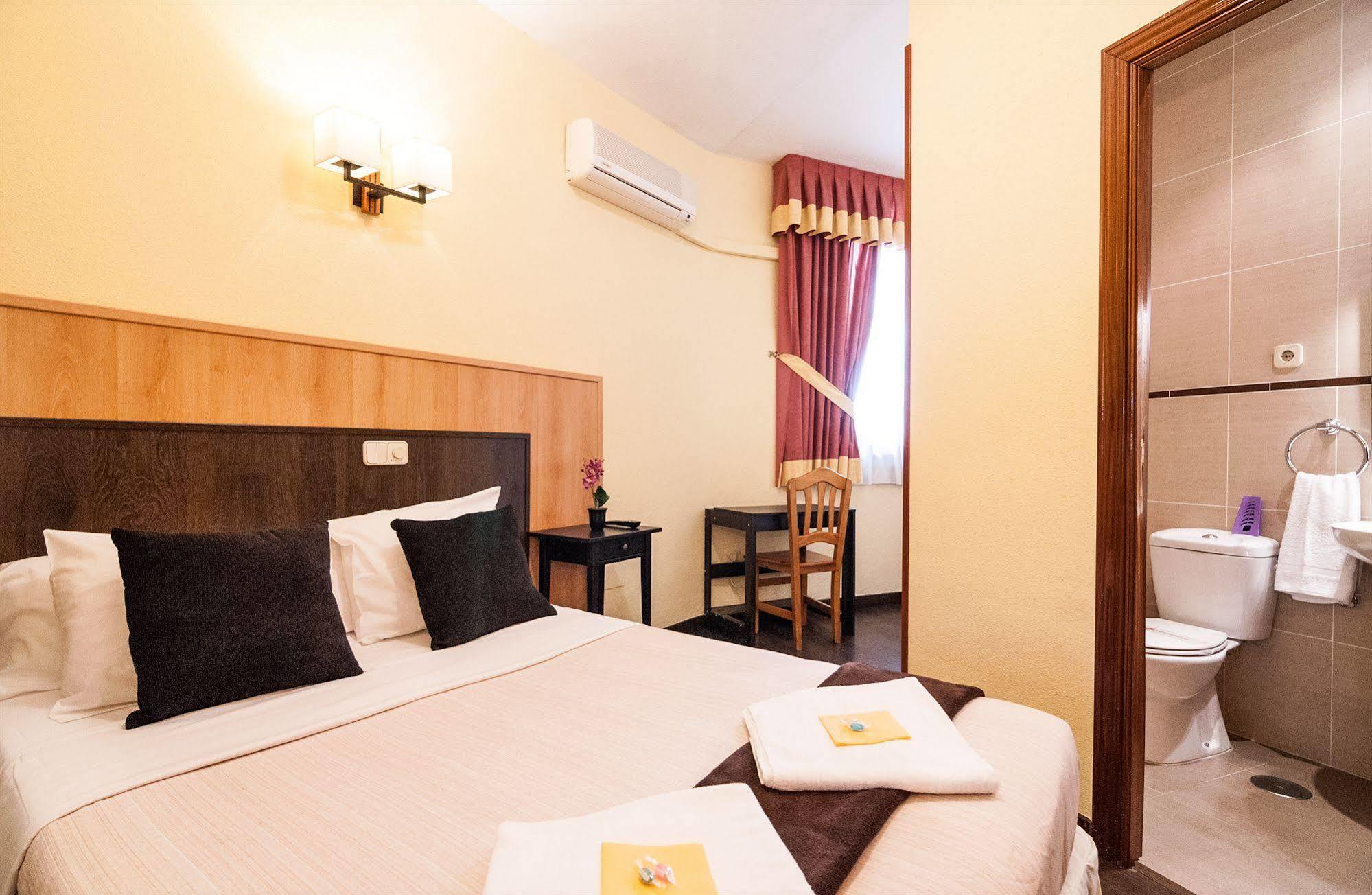 Hostal Gallardo Мадрид Екстериор снимка