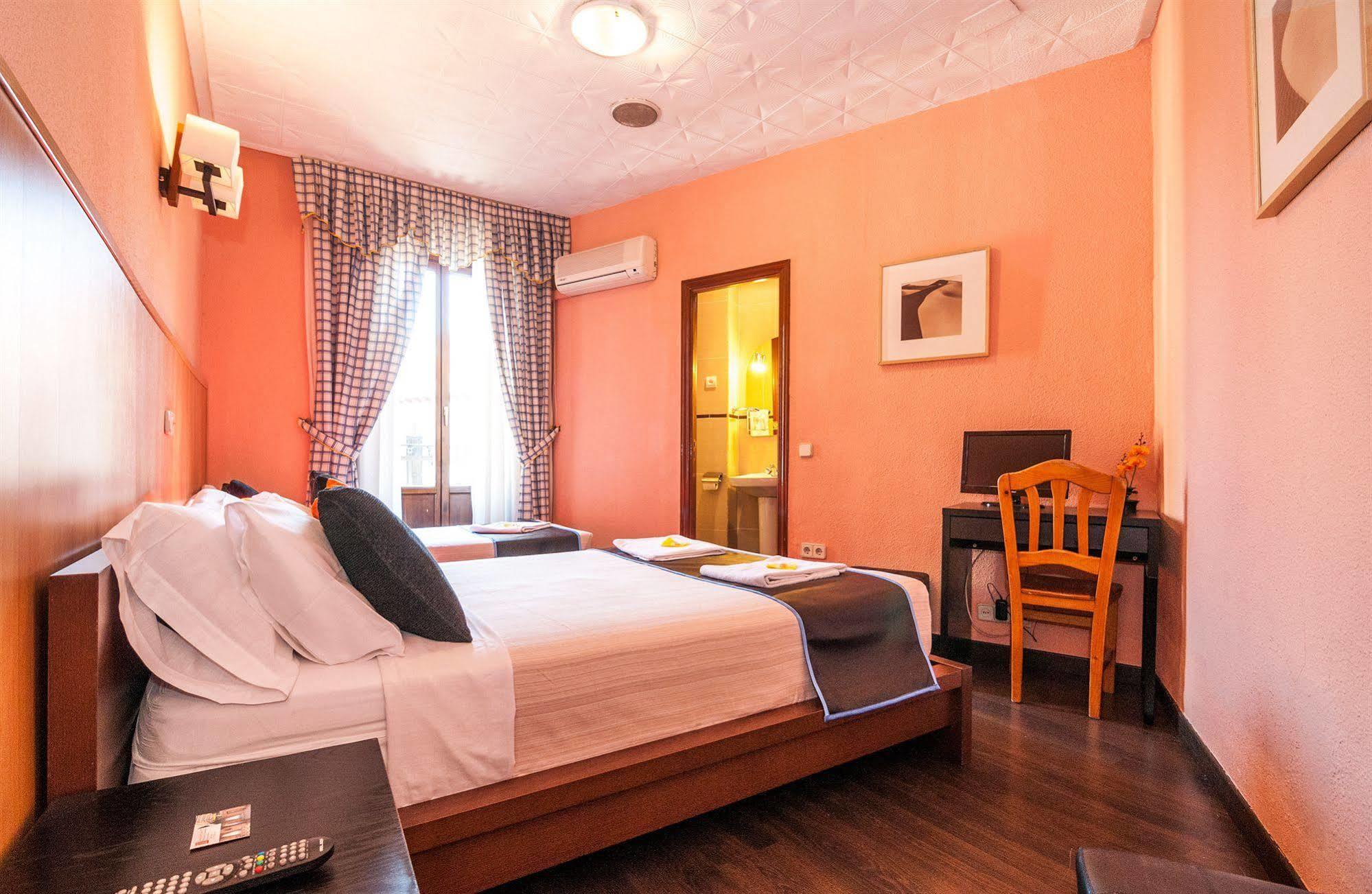 Hostal Gallardo Мадрид Екстериор снимка