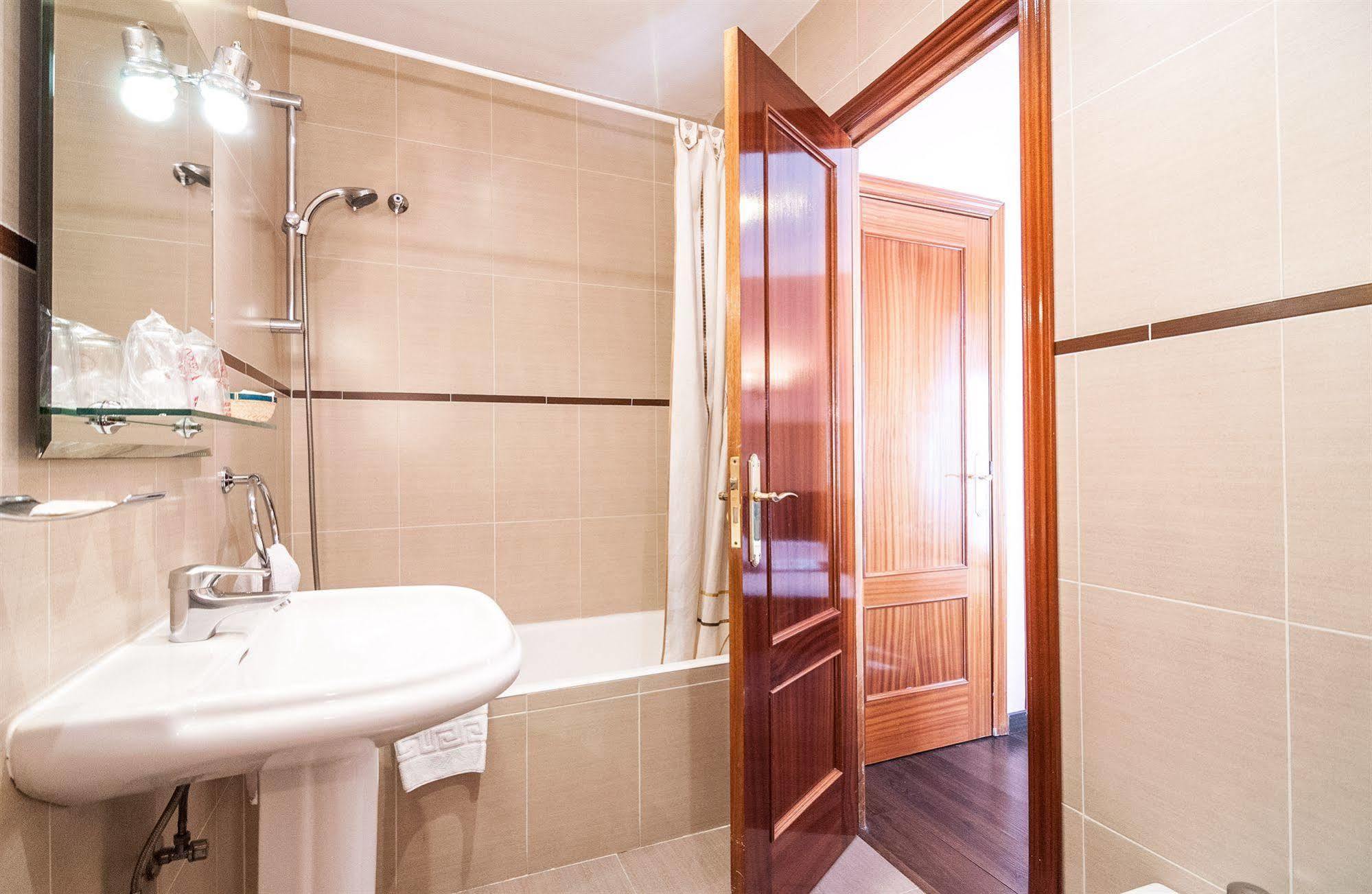 Hostal Gallardo Мадрид Екстериор снимка