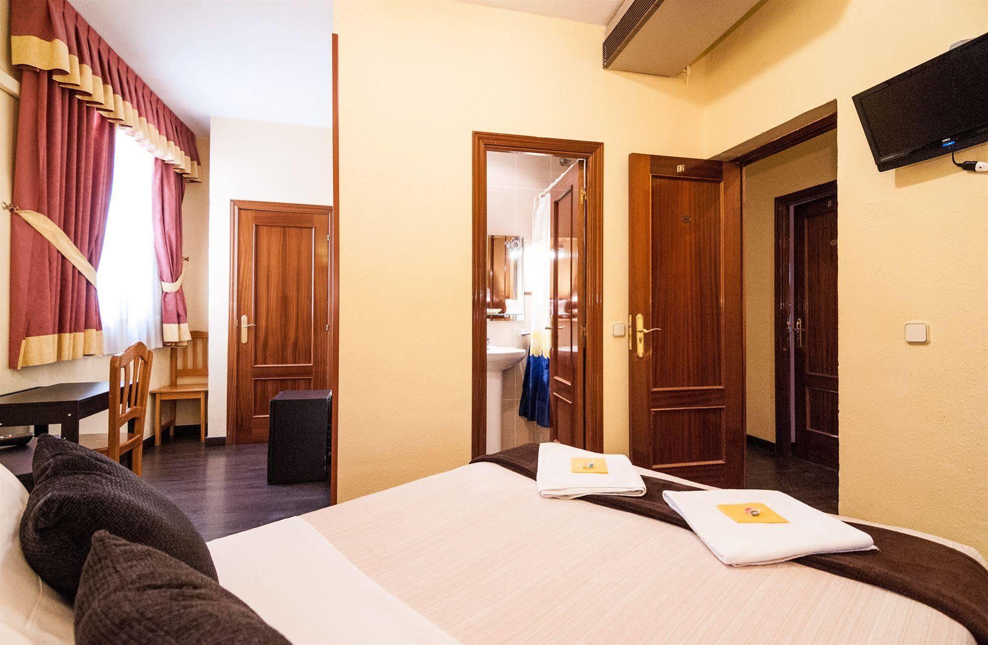Hostal Gallardo Мадрид Екстериор снимка