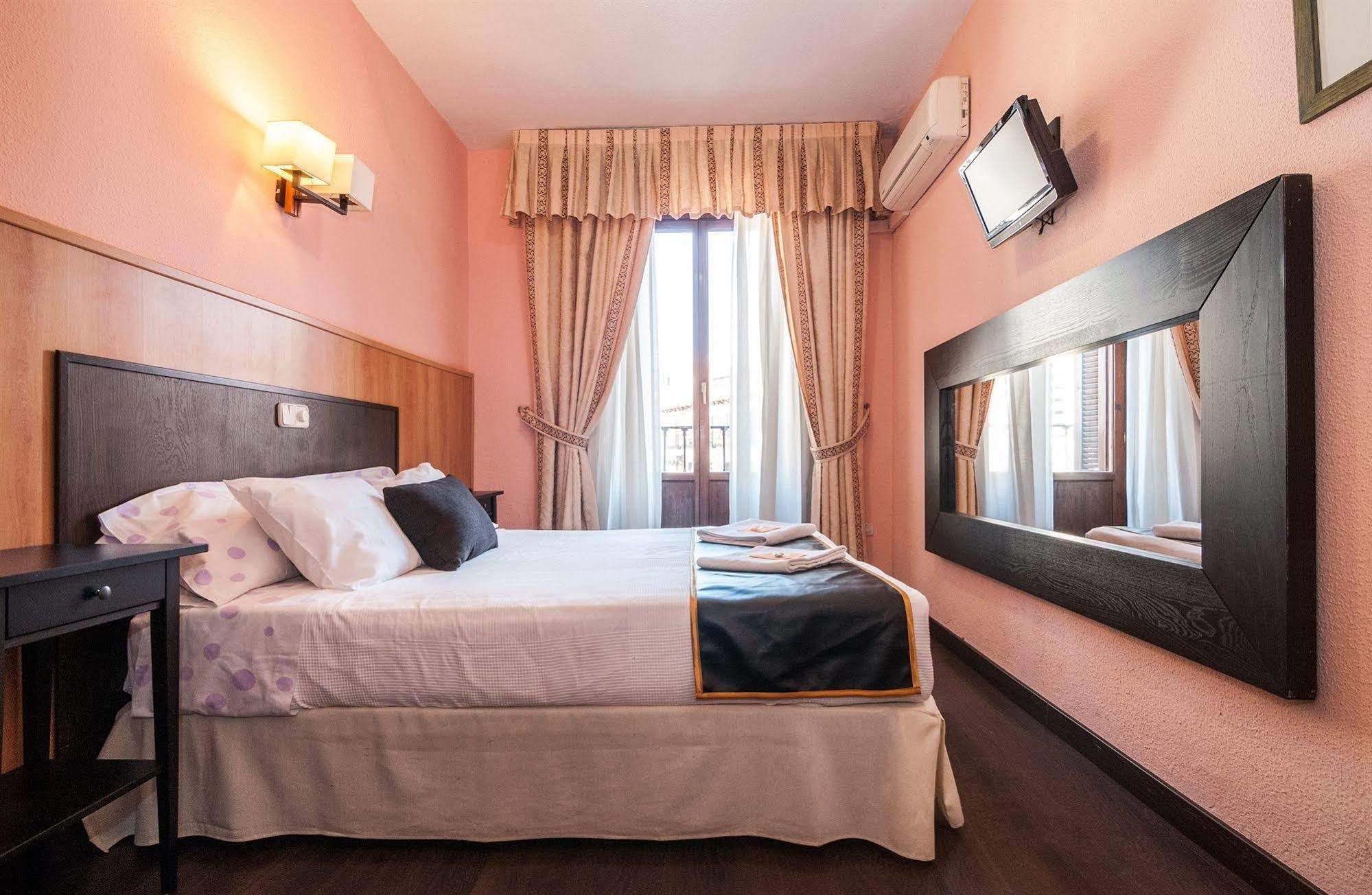 Hostal Gallardo Мадрид Екстериор снимка