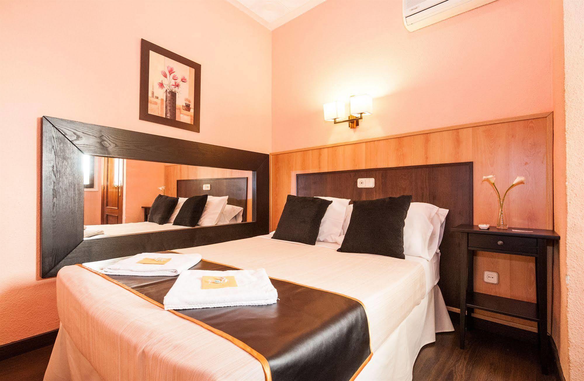 Hostal Gallardo Мадрид Екстериор снимка