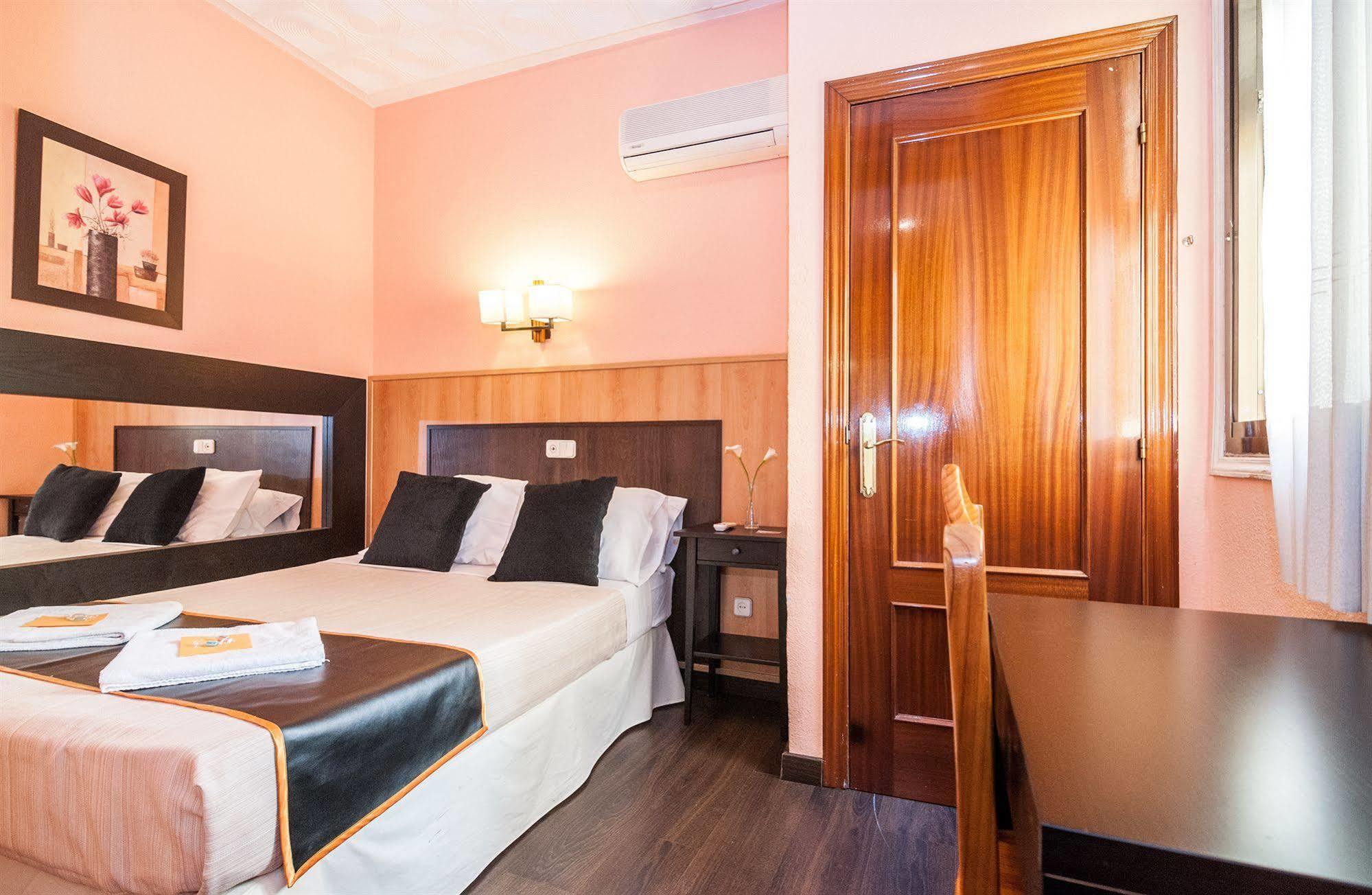 Hostal Gallardo Мадрид Екстериор снимка