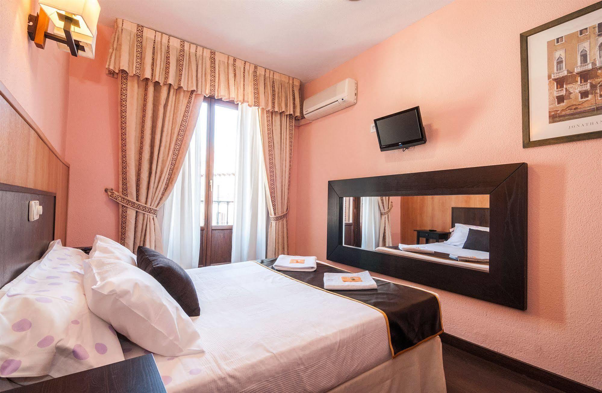 Hostal Gallardo Мадрид Екстериор снимка