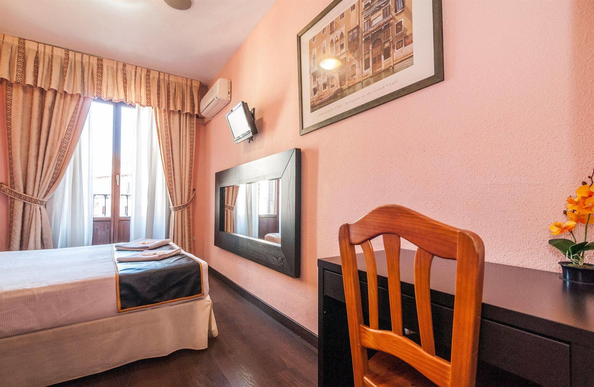 Hostal Gallardo Мадрид Екстериор снимка