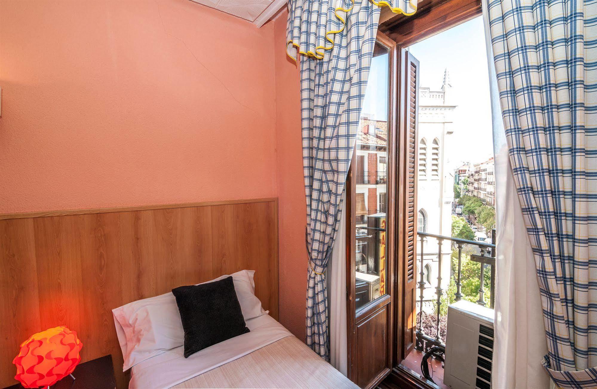 Hostal Gallardo Мадрид Екстериор снимка