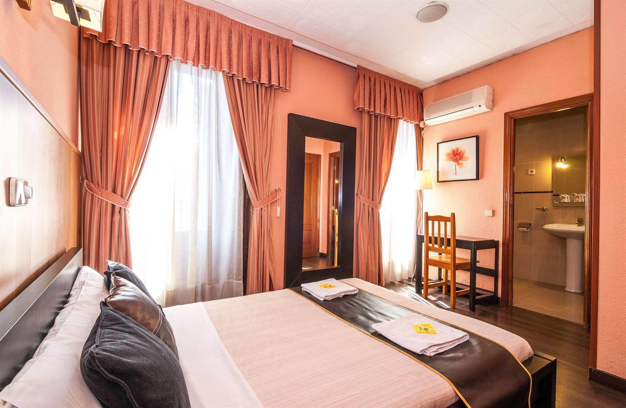 Hostal Gallardo Мадрид Екстериор снимка