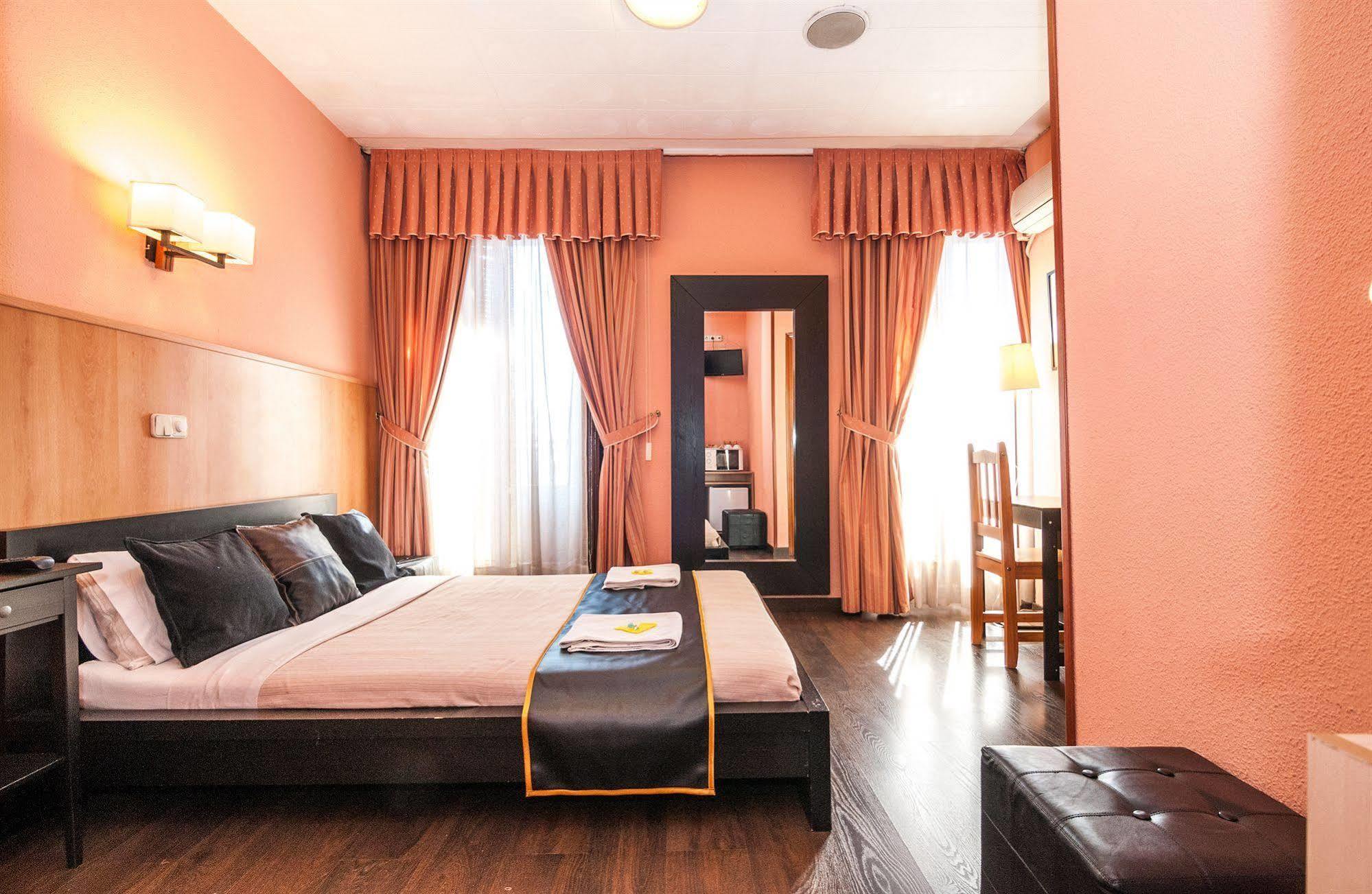 Hostal Gallardo Мадрид Екстериор снимка