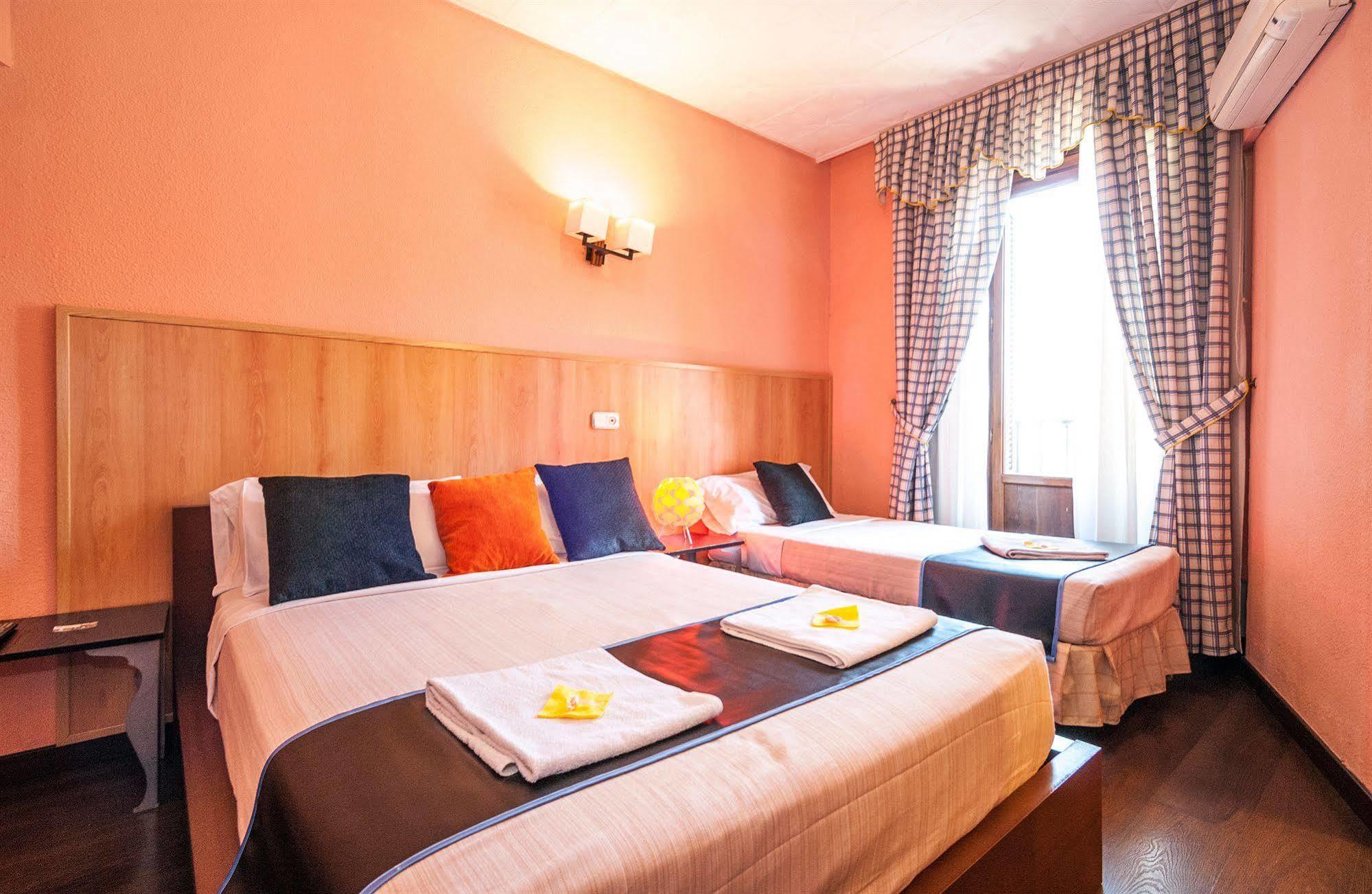 Hostal Gallardo Мадрид Екстериор снимка