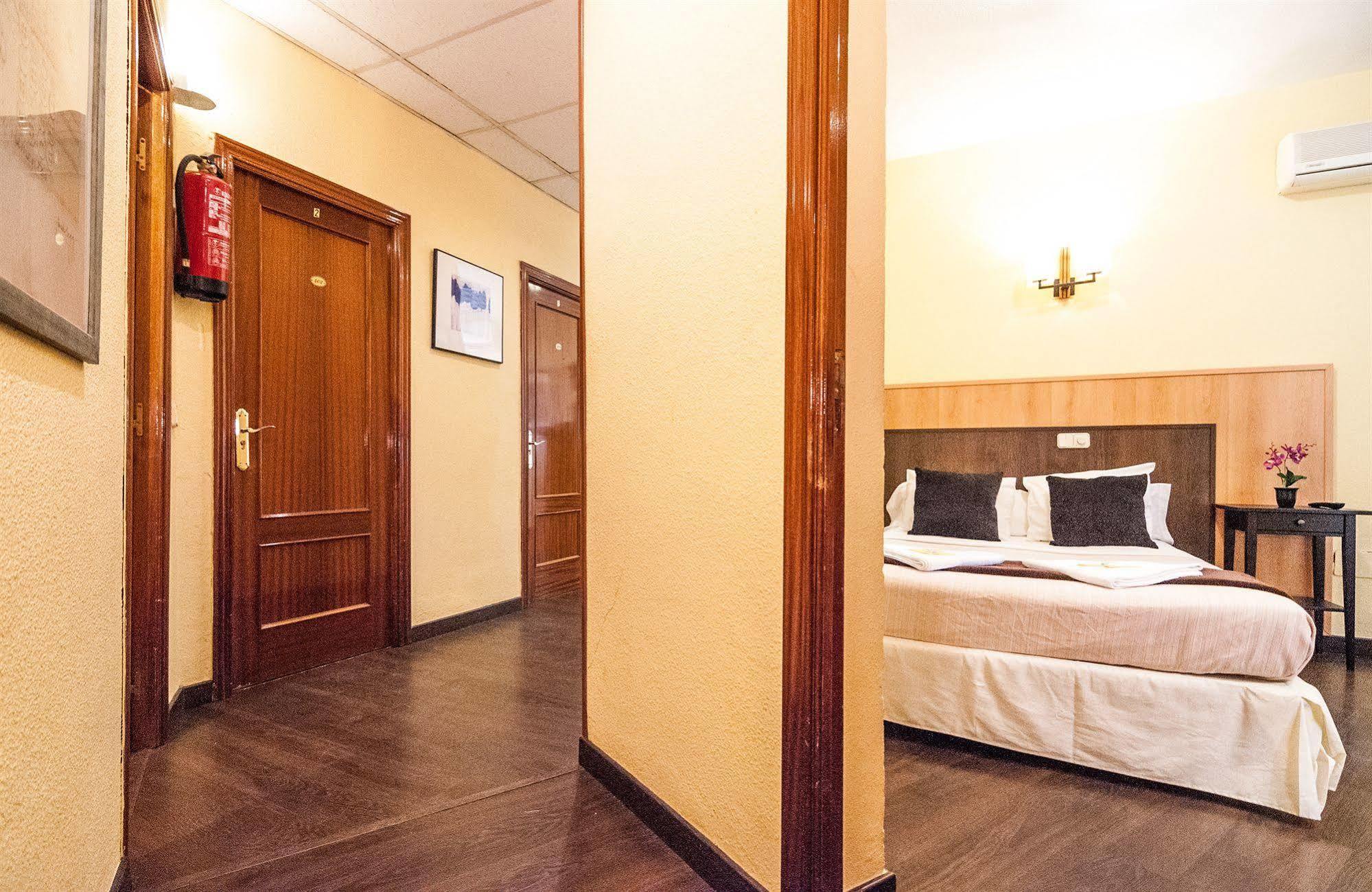 Hostal Gallardo Мадрид Екстериор снимка