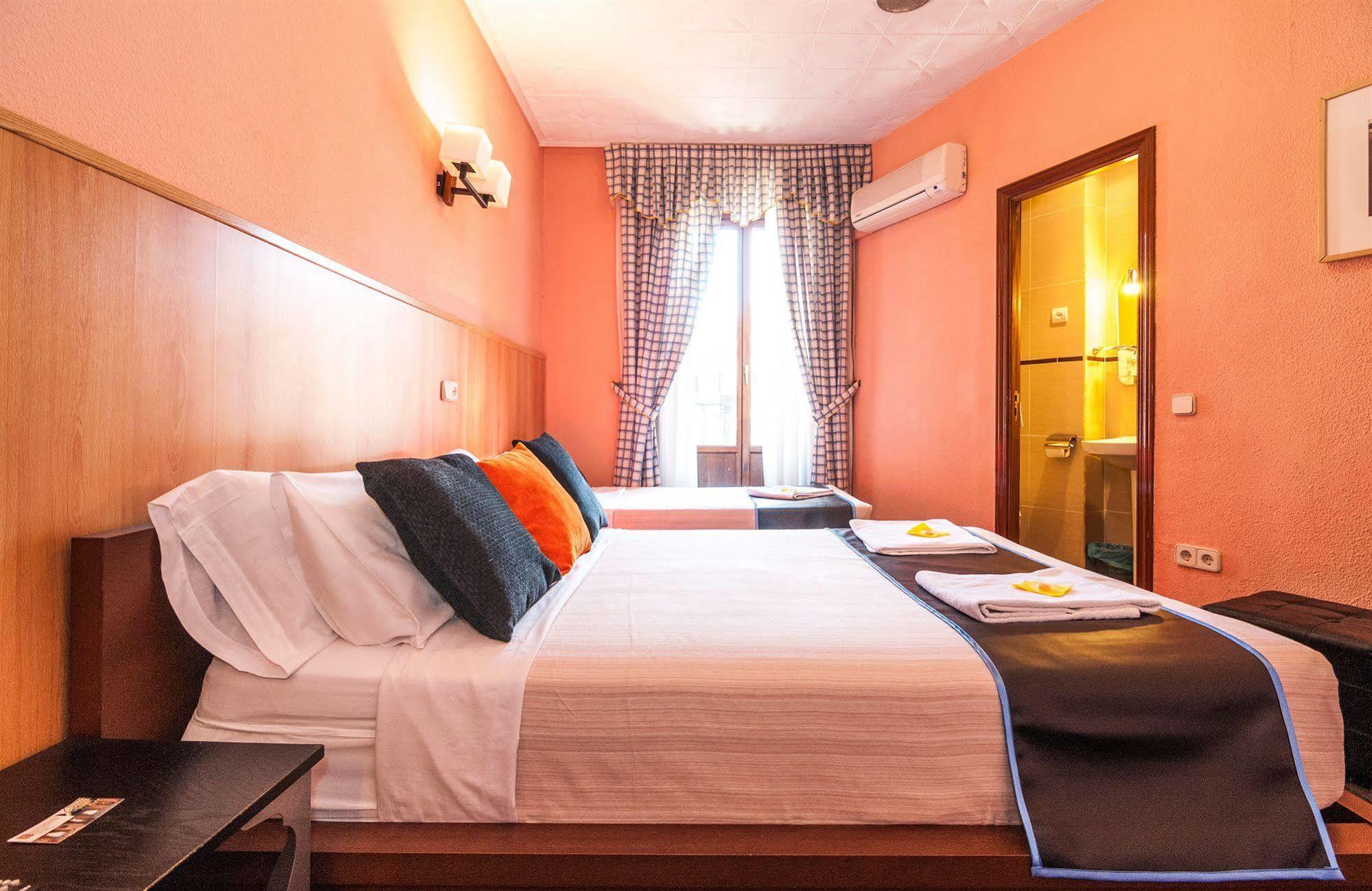 Hostal Gallardo Мадрид Екстериор снимка