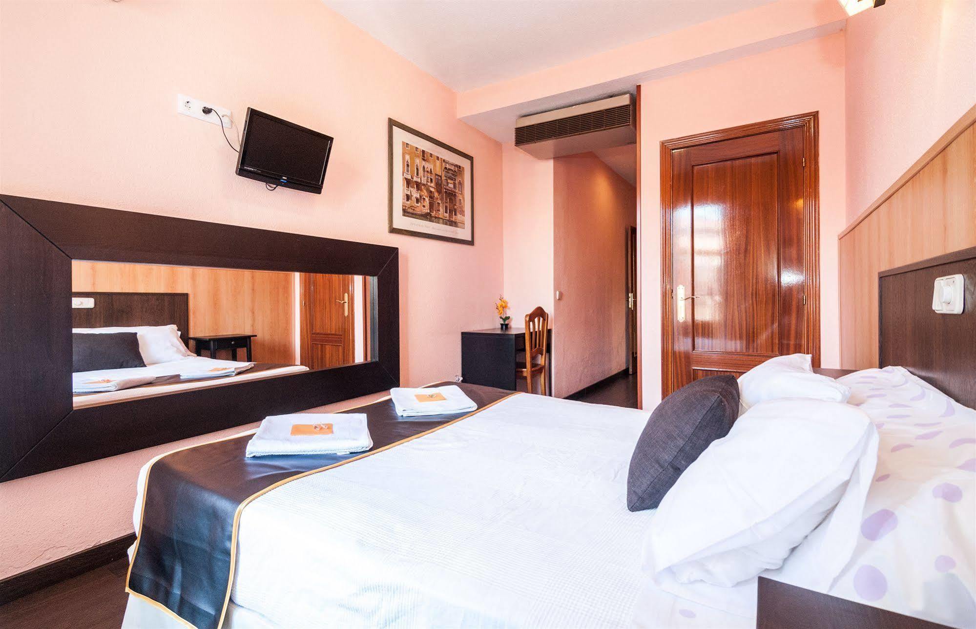 Hostal Gallardo Мадрид Екстериор снимка