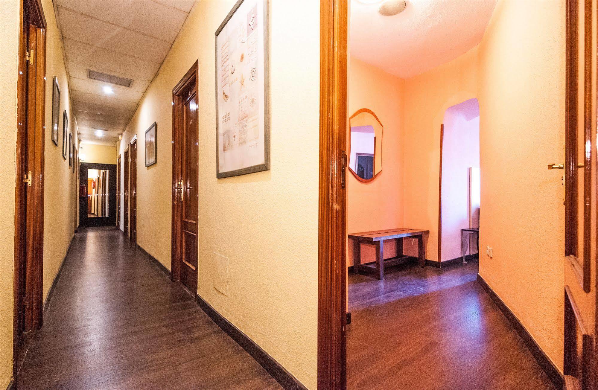 Hostal Gallardo Мадрид Екстериор снимка